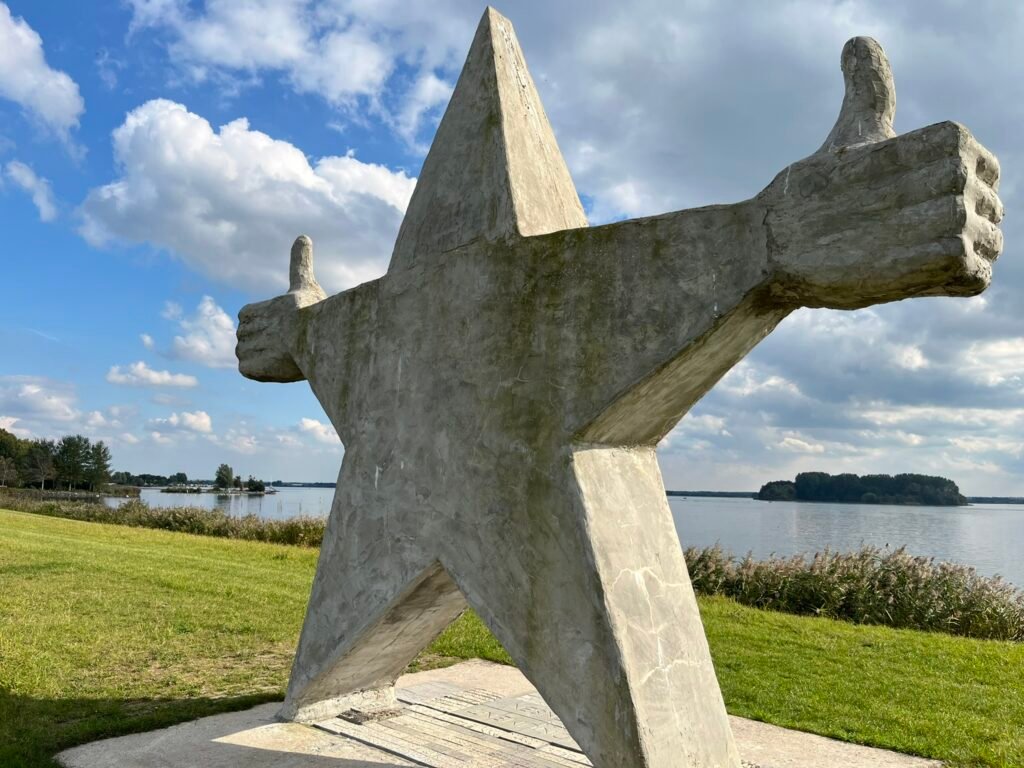 Biddinghuizen, Het Monument voor Prima Mensen