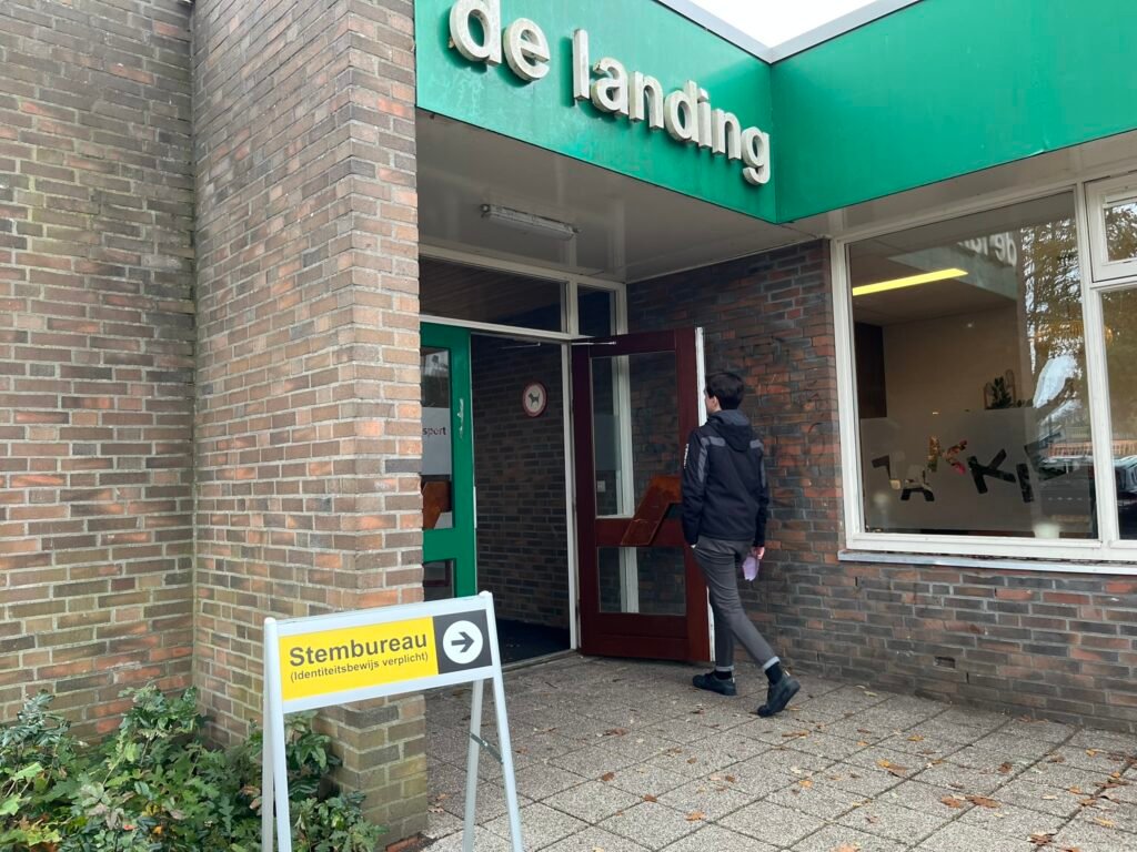Dronten, stembureau in De Landing