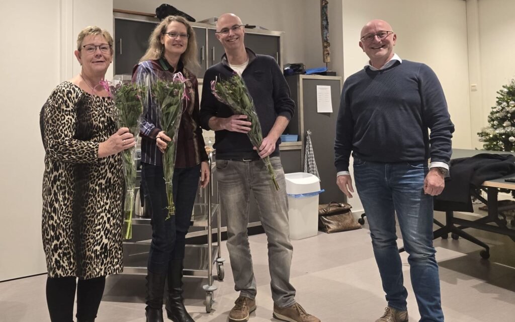 Lida Fels, Marjan van der Harst en André Idzinga bedankt door lijsttrekker Peter Bentum voor hun inzet voor het verkiezingsprogramma